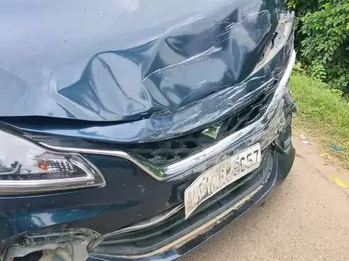 बीच चौराहे पर कार से हुई टक्कर से स्कूली बच्चों की गाड़ी पलटी बीच चौराहे पर कार से हुई टक्कर से स्कूली बच्चों की गाड़ी पलटी
