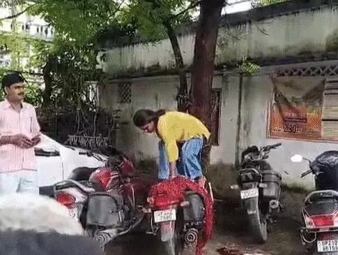 दिलफेंक सिपाही पति से परेशान पत्नी की SP दफ्तर पर सुसाइड की कोशिश दिलफेंक सिपाही पति से परेशान पत्नी की SP दफ्तर पर सुसाइड की कोशिश