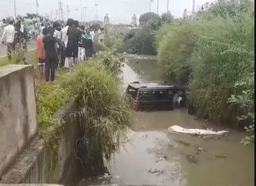 कार चलाना सीख रहे मुद्दे खान पत्नी और बेटे को लेकर नाले में गिरे कार चलाना सीख रहे मुद्दे खान पत्नी और बेटे को लेकर नाले में गिरे