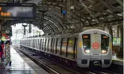 मेट्रो का झटका- पैसेंजरों को महंगाई का गिफ्ट- किराए में हुई बढ़ोतरी मेट्रो का झटका- पैसेंजरों को महंगाई का गिफ्ट- किराए में हुई बढ़ोतरी