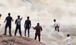 REEL बना रहे यूट्यूबर की लहर ने बनाई रेल- तेज धार खड़ा होकर बना रहा... REEL बना रहे यूट्यूबर की लहर ने बनाई रेल- तेज धार खड़ा होकर बना रहा...