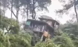 घरों में घुसा पानी और ताश के पत्तों की तरह ऐसे ढह गया तीन मंजिला मकान घरों में घुसा पानी और ताश के पत्तों की तरह ऐसे ढह गया तीन मंजिला मकान