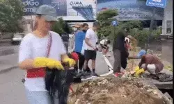 विदेशियों ने सड़क की सफाई कर स्थानीय प्रशासन को नाकारा साबित कर.... विदेशियों ने सड़क की सफाई कर स्थानीय प्रशासन को नाकारा साबित कर....