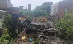 बारिश की मार से बेहाल हुआ मकान- मलबे में दबा परिवार- बेटे बहू के साथ.. बारिश की मार से बेहाल हुआ मकान- मलबे में दबा परिवार- बेटे बहू के साथ..