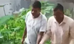 छापा पड़ते ही नाले में फेंका मोबाइल- दीवार कूद भागा MLA- लेकिन कोशिश.. छापा पड़ते ही नाले में फेंका मोबाइल- दीवार कूद भागा MLA- लेकिन कोशिश..