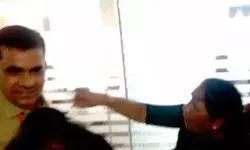 महिला MP को BJP की बैठक में जाने से रोका- गहमा गहमी में चश्मा टूटा महिला MP को BJP की बैठक में जाने से रोका- गहमा गहमी में चश्मा टूटा