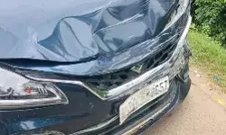 बीच चौराहे पर कार से हुई टक्कर से स्कूली बच्चों की गाड़ी पलटी