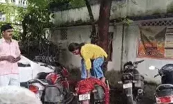 दिलफेंक सिपाही पति से परेशान पत्नी की SP दफ्तर पर सुसाइड की कोशिश दिलफेंक सिपाही पति से परेशान पत्नी की SP दफ्तर पर सुसाइड की कोशिश