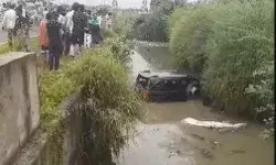 कार चलाना सीख रहे मुद्दे खान पत्नी और बेटे को लेकर नाले में गिरे