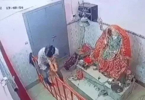 भगवान के घर में घुसा चिल्लर चोर- चिल्लर के साथ किताबें भी चुराई