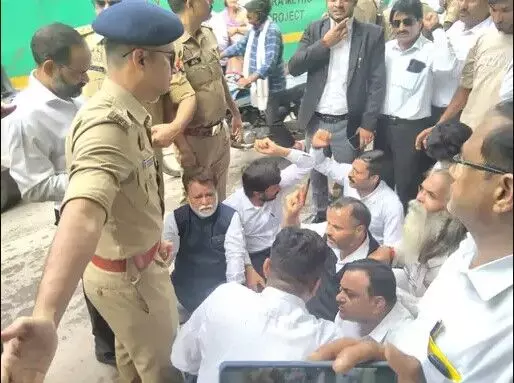 अधिवक्ताओं की रथ यात्रा पर पुलिस का ब्रेक-खींचतान में वकील बेहोश