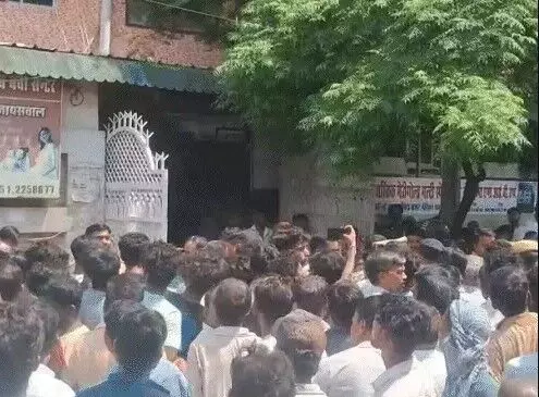 AAP नेता की मौत पर बवाल- पथराव में फटा SHO का सिर- पुलिस से भिड़े.. AAP नेता की मौत पर बवाल- पथराव में फटा SHO का सिर- पुलिस से भिड़े..