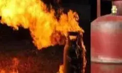 सिलेंडर से गैस रिसाव के बाद आग लगने से सात मजदूर झुलसे सिलेंडर से गैस रिसाव के बाद आग लगने से सात मजदूर झुलसे