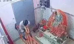 भगवान के घर में घुसा चिल्लर चोर- चिल्लर के साथ किताबें भी चुराई