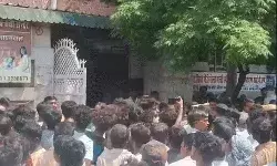 AAP नेता की मौत पर बवाल- पथराव में फटा SHO का सिर- पुलिस से भिड़े.. AAP नेता की मौत पर बवाल- पथराव में फटा SHO का सिर- पुलिस से भिड़े..