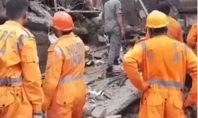 चार मंजिला इमारत के गिरते ही चारों तरफ मचा हाहाकार-रेस्क्यू ऑपरेशन जारी