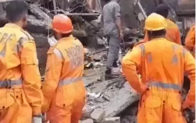 चार मंजिला इमारत के गिरते ही चारों तरफ मचा हाहाकार-रेस्क्यू ऑपरेशन जारी
