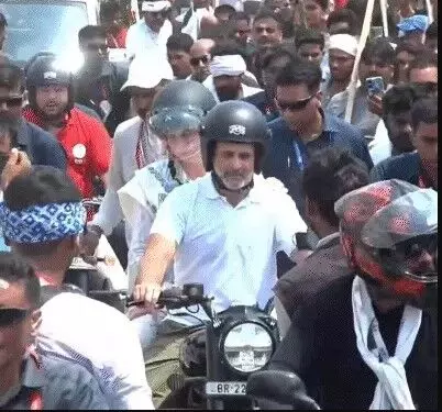 वोटर अधिकार यात्रा- राहुल ने बुलेट पर प्रियंका को भी बैठाया- CM भी.. वोटर अधिकार यात्रा- राहुल ने बुलेट पर प्रियंका को भी बैठाया- CM भी..