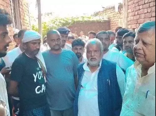 मंत्री एवं MLA पर हमला-ग्रामीणों के लाठी डंडों से बचने को लगाई दौड़ मंत्री एवं MLA पर हमला-ग्रामीणों के लाठी डंडों से बचने को लगाई दौड़