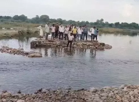 गूगल मैप की वजह से नदी में बही वैन- तीन की मौत- 5 ने गाड़ी पर चढ़कर.. गूगल मैप की वजह से नदी में बही वैन- तीन की मौत- 5 ने गाड़ी पर चढ़कर..