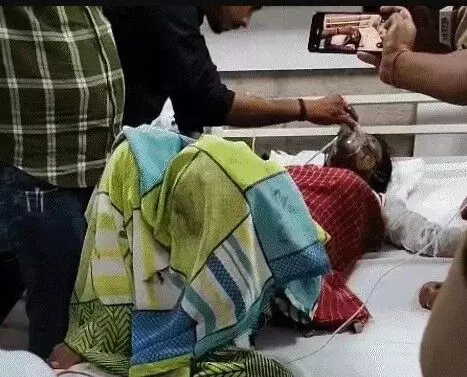 बाथरूम में टॉयलेट गई छात्रा को जिंदा जलाने की कोशिश-स्कूल में तोड़फोड़ बाथरूम में टॉयलेट गई छात्रा को जिंदा जलाने की कोशिश-स्कूल में तोड़फोड़