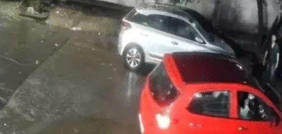 टक्कर के बाद नाबालिग ने कार से युवक को घसीटा-हो गई मौत- इंजन के नीचे.. टक्कर के बाद नाबालिग ने कार से युवक को घसीटा-हो गई मौत- इंजन के नीचे..