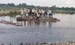 गूगल मैप की वजह से नदी में बही वैन- तीन की मौत- 5 ने गाड़ी पर चढ़कर.. गूगल मैप की वजह से नदी में बही वैन- तीन की मौत- 5 ने गाड़ी पर चढ़कर..