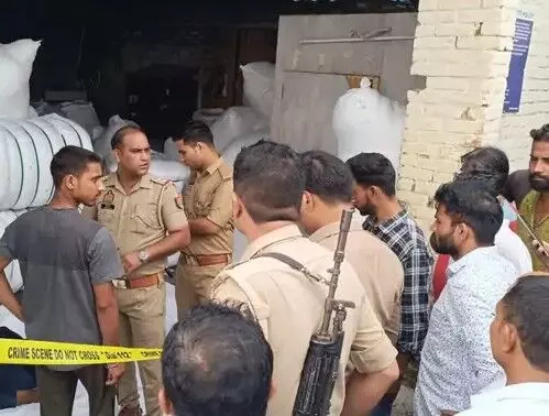 फाइबर फैक्ट्री में हादसा- बिलिंग प्रेस मशीन में फंसकर पिसा मजदूर फाइबर फैक्ट्री में हादसा- बिलिंग प्रेस मशीन में फंसकर पिसा मजदूर