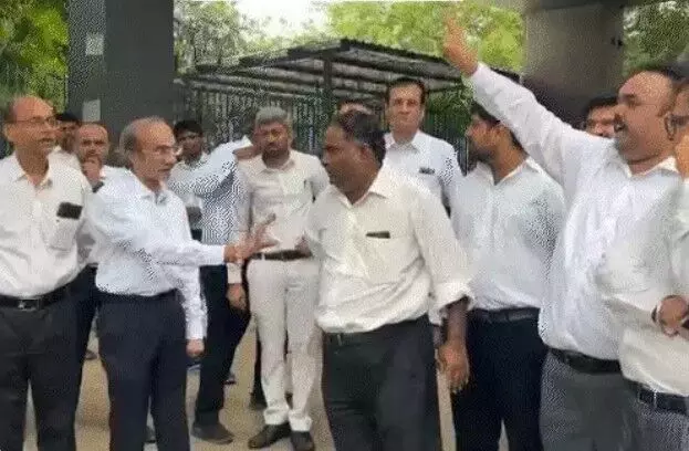 हाईकोर्ट के जज के तबादले के विरोध में वकीलों ने रोका काम-न्यायिक कार्यो