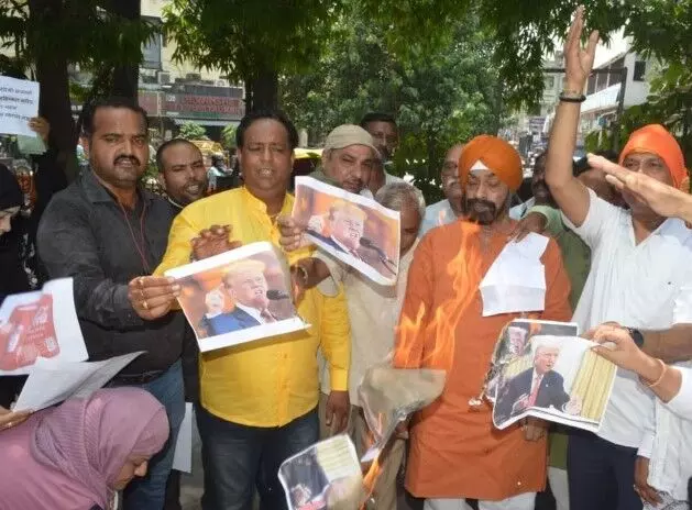 डोनाल्ड ट्रंप विरोधी प्रदर्शन- नारेबाजी कर जलाए गए पोस्टर डोनाल्ड ट्रंप विरोधी प्रदर्शन- नारेबाजी कर जलाए गए पोस्टर