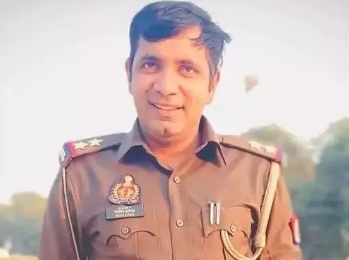 जुआरी बताकर कारोबारी से लूटने वाला दरोगा सस्पेंड- दर्ज हुई FIR जुआरी बताकर कारोबारी से लूटने वाला दरोगा सस्पेंड- दर्ज हुई FIR