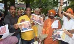 डोनाल्ड ट्रंप विरोधी प्रदर्शन- नारेबाजी कर जलाए गए पोस्टर