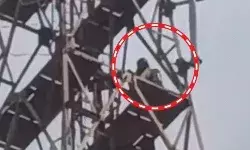 गिर जाऊंगा कूद जाऊंगा गांव वालों- बसंती पाने को वीरू बना युवक टाॅवर... गिर जाऊंगा कूद जाऊंगा गांव वालों- बसंती पाने को वीरू बना युवक टाॅवर...