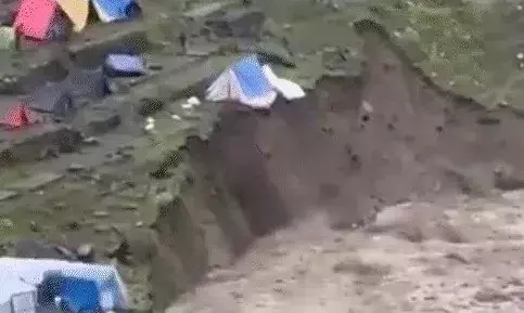 अब यहां भी फटा बादल- घर हुए जमींदोज- मलबे में दबे लोगों को गांव....