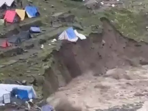 अब यहां भी फटा बादल- घर हुए जमींदोज- मलबे में दबे लोगों को गांव.... अब यहां भी फटा बादल- घर हुए जमींदोज- मलबे में दबे लोगों को गांव....