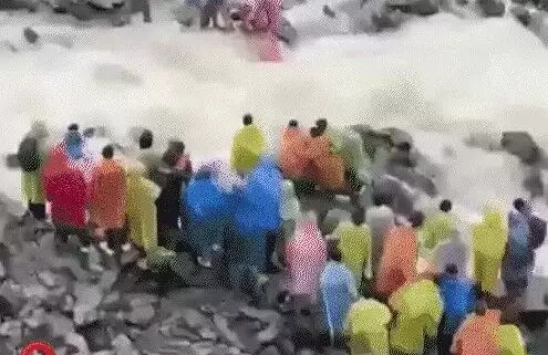 लैंडस्लाइड से मरघटी सन्नाटा- मणिमहेश यात्रा पर निकले 11 श्रद्धालुओं.. लैंडस्लाइड से मरघटी सन्नाटा- मणिमहेश यात्रा पर निकले 11 श्रद्धालुओं..