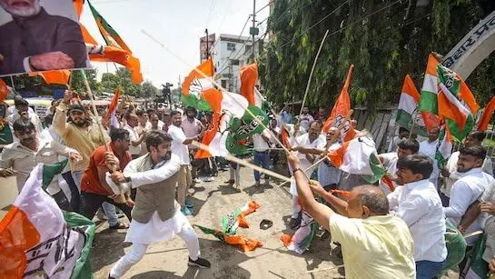 PM मोदी को गाली मामले में बवाल-भाजपाई एवं कांग्रेसियों में चले लठ-पथराव PM मोदी को गाली मामले में बवाल-भाजपाई एवं कांग्रेसियों में चले लठ-पथराव