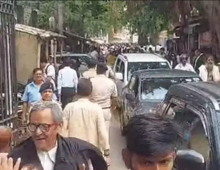 सिविल कोर्ट को बम से उड़ाने की धमकी- जज के रूम में लगे हैं 4 RDX सिविल कोर्ट को बम से उड़ाने की धमकी- जज के रूम में लगे हैं 4 RDX