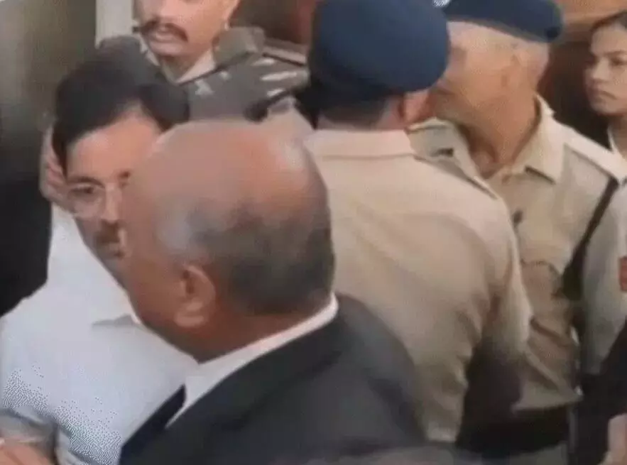 पुलिस से बचने को कादरी ने कटवा दी दाढ़ी मूंछ- कोर्ट में किया सरेंडर पुलिस से बचने को कादरी ने कटवा दी दाढ़ी मूंछ- कोर्ट में किया सरेंडर