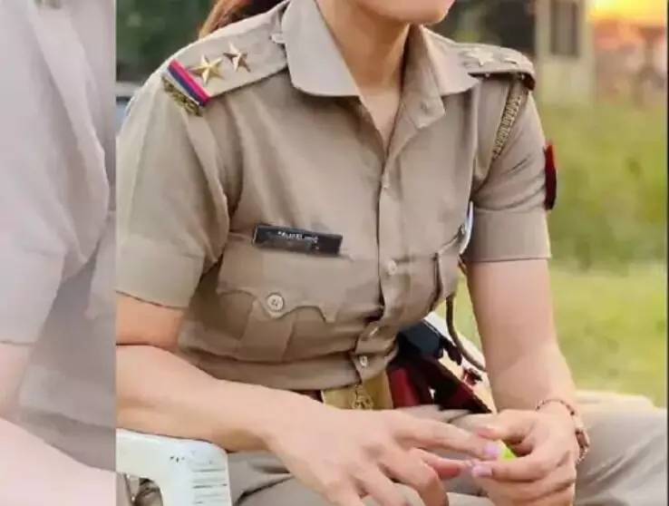 पिता को थाने ले जाने पर पुलिस से भिड़ी बेटियां- महिला दरोगा घायल