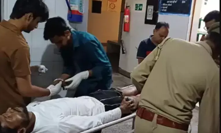 स्विफ्ट की टक्कर से खाई में गिरी बाइक- बाप बेटे की मौत- तीसरा गंभीर