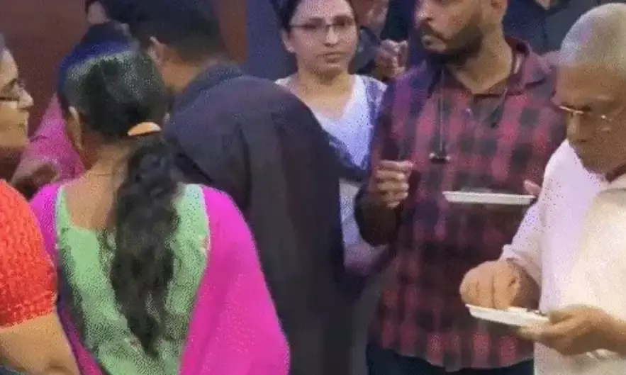 कैंटीन में बीफ पर लगाया बैन- कर्मियों ने मैनेजर के सामने खाया बीफ पराठा