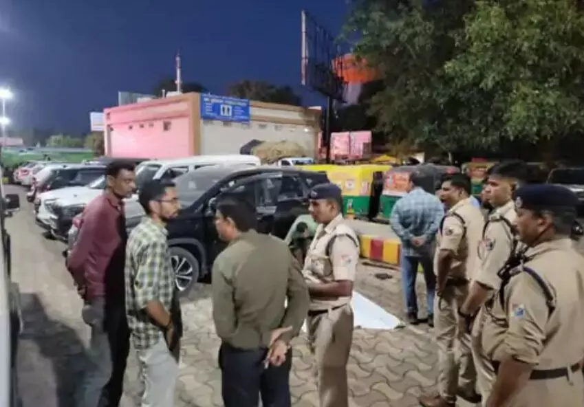 पार्किंग में 12 घंटे से खड़ी कार में मिली सीआरपीएफ इंस्पेक्टर की लाश