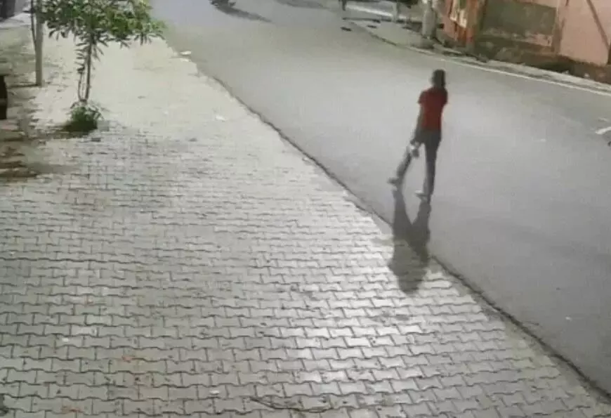सड़क पर बात करती जा रही छात्रा से लूटा मोबाइल- 3 घंटे के भीतर ही.. सड़क पर बात करती जा रही छात्रा से लूटा मोबाइल- 3 घंटे के भीतर ही..
