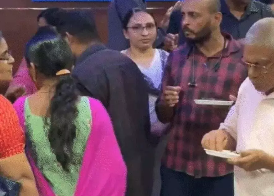 कैंटीन में बीफ पर लगाया बैन- कर्मियों ने मैनेजर के सामने खाया बीफ पराठा कैंटीन में बीफ पर लगाया बैन- कर्मियों ने मैनेजर के सामने खाया बीफ पराठा