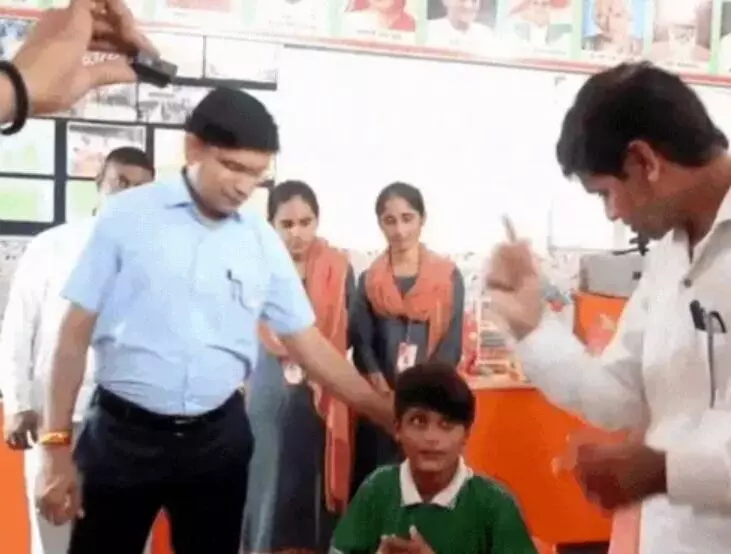 टीचर बने मंत्री डीएम एसपी ने बच्चों से पूछे सवाल- जवाब सुन बोले वाह