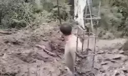 दिन निकलते ही लैंडस्लाइड- गिरे घर में दबे परिवार के कई लोगों की गई जान