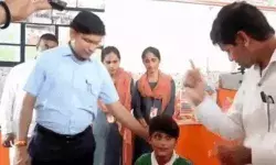 टीचर बने मंत्री डीएम एसपी ने बच्चों से पूछे सवाल- जवाब सुन बोले वाह टीचर बने मंत्री डीएम एसपी ने बच्चों से पूछे सवाल- जवाब सुन बोले वाह