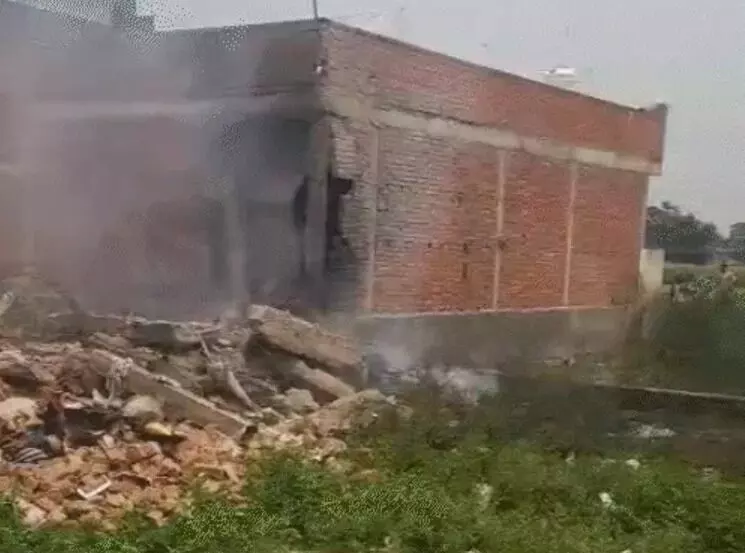 पटाखा फैक्ट्री में ब्लास्ट- उड़ी बिल्डिंग- पड़ोसियों के घर भी टूटे पटाखा फैक्ट्री में ब्लास्ट- उड़ी बिल्डिंग- पड़ोसियों के घर भी टूटे