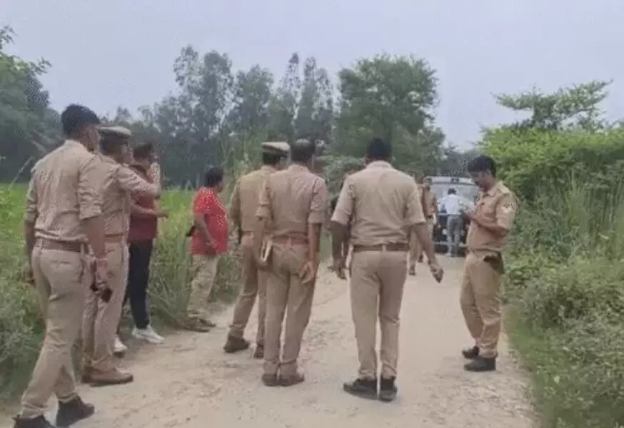 मिली अर्धनग्न लाश- लड़की का सलवार से गला घोटकर मर्डर मिली अर्धनग्न लाश- लड़की का सलवार से गला घोटकर मर्डर